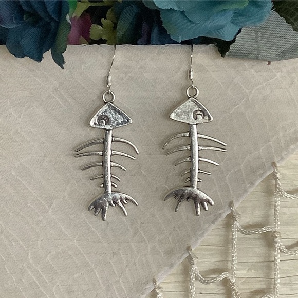 🌺 FISHBONE SKELETON DANGLE EARRINGS FISH GOTHIC EMO 925 SILVER DOLLS KILL WITCH - Picture 6 of 6